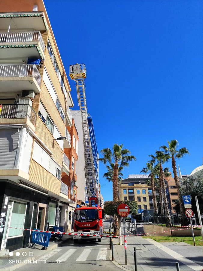 Consorcio Bomberos Alicante en Twitter: "Esta mañana tras caer unos cascotes a la vía publica realizamos un saneamiento de fachada en Torrevieja ¡¡¡ 🚒🚒🚒 #bomberos #cpba #enaccion https://t.co/B9I9lA7Iov" / Twitter
