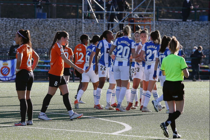 planetaoncefem's tweet photo. PARTIDAZO EN DUELO DE CHILENAS

@nayaopazo jugó todo el partido en el triunfo de #Espanyol por 3-2 sobre #CDParquesol, donde @OjedaYipsy también estuvo en cancha todo el encuentro.

Con esto, @RCDEFemeni sigue luchando por el título, mientras que @CDParquesolFem por no descender https://t.co/uGNpUdHiH4
