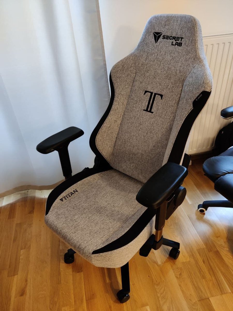 Dankeris's tweet photo. Gonna get that 5-year #secretlab warranty https://t.co/vGzusw1yNH