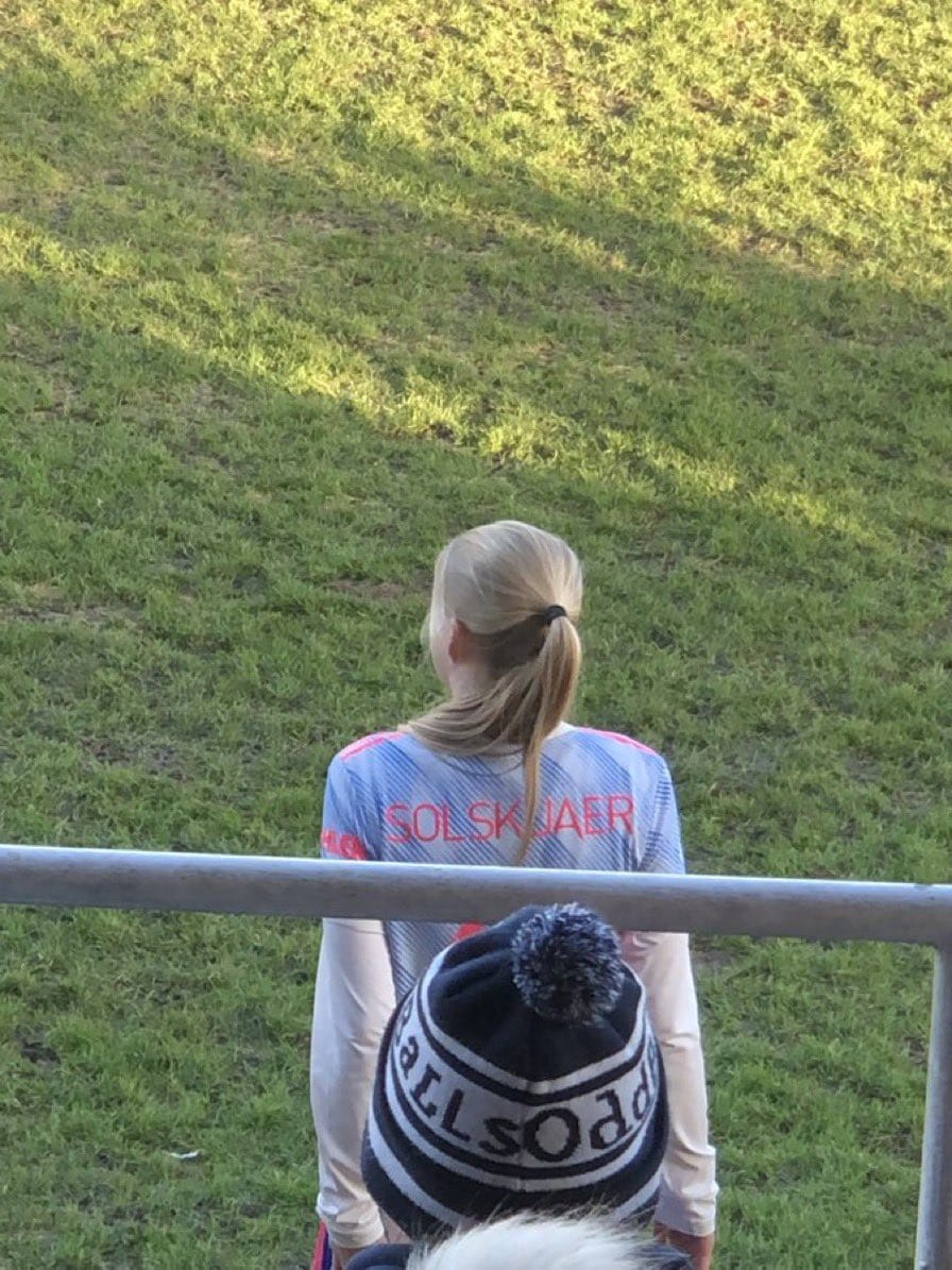 RedDevilLatino's tweet image. La cara de Ole Gunnar Solskjær cuando vio a su hija Karna debutar con el primer equipo del United femenil ❤