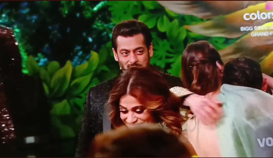 Akansha132013's tweet photo. "This was the moment he knew they(makers) fucked up". Salman's expressions here when everyone got so excited just by knowing #PratikSehajpaI is in top 2.
#BiggBoss15 https://t.co/gCiGr1F6TL