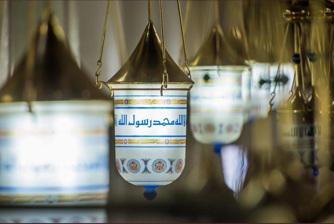 wmngovsa's tweet image. كان #المسجد_النبوي في الماضي يضاء بإيقاد سعف النخل ثم بالزيت، وظلت القناديل مصدر الإضاءة الرئيسية حتى ظهرت الكهرباء فأصبح في المسجد النبوي قرابة (20450) وحدة إنارة، تغطي جميع أجزاء المسجد. 

#وكالة_شؤون_المسجد_النبوي