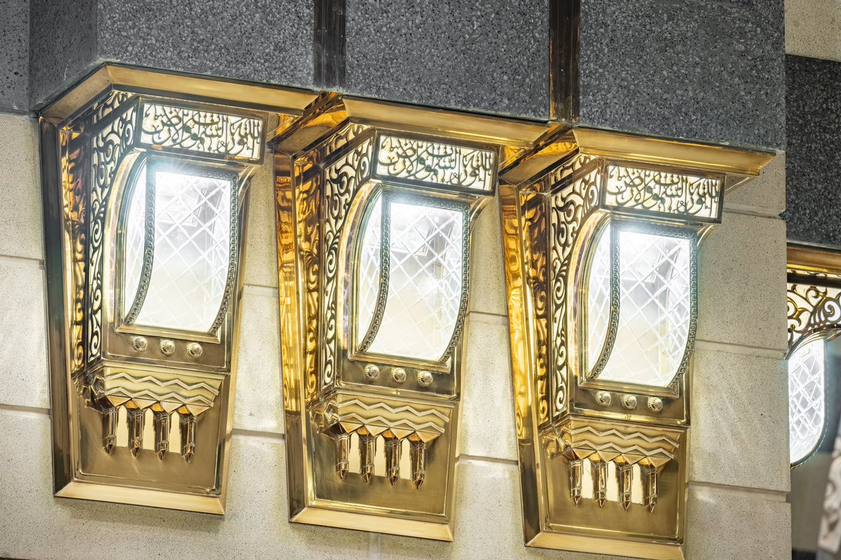 wmngovsa's tweet image. كان #المسجد_النبوي في الماضي يضاء بإيقاد سعف النخل ثم بالزيت، وظلت القناديل مصدر الإضاءة الرئيسية حتى ظهرت الكهرباء فأصبح في المسجد النبوي قرابة (20450) وحدة إنارة، تغطي جميع أجزاء المسجد. 

#وكالة_شؤون_المسجد_النبوي