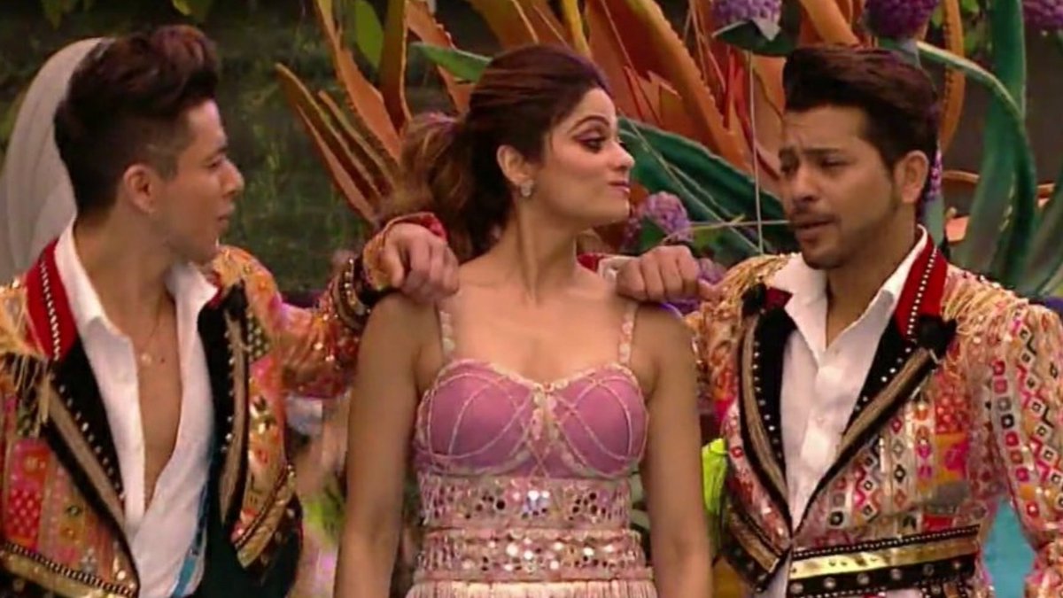 UrbanAsian's tweet photo. One of the best friendship bond in #BiggBoss15 house ❤️
The trio - @ShamitaShetty
@TheNishantBhat &amp; @realsehajpal 🥰

#PraNiSha #BiggBoss #BiggBoss15 #ShamitaShetty #PratikFam #NishantBhatt #PratikSehajpaI #NishantSquad #ShamitasTribe #BB15 #PratikIsThsBoss #friendshipgoals https://t.co/dS0Lp4oDZA