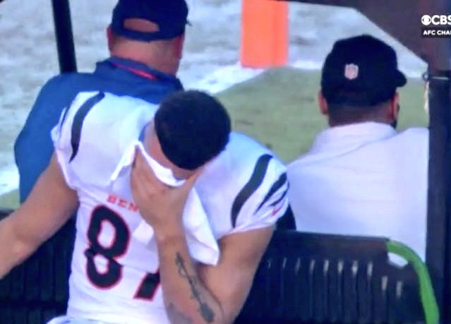 CincyProblems's tweet image. Man... CJ Uzomah in tears being carted to the locker room with a left knee injury... hope you're okay CJ 🙏