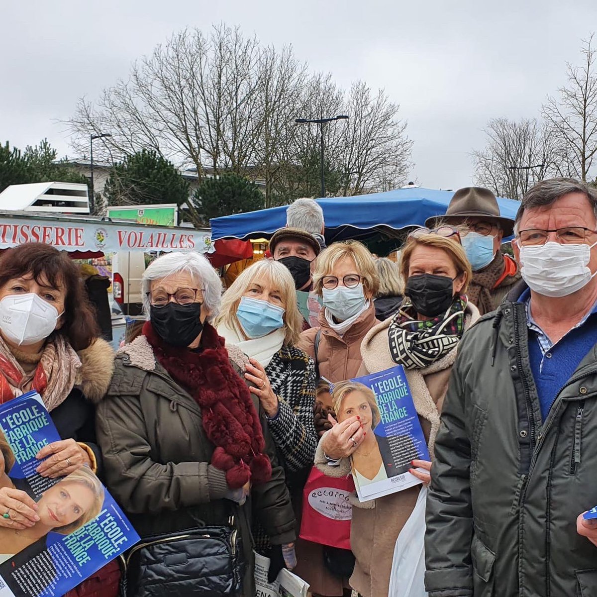 Republicains33's tweet photo. Une belle mobilisation de nos militants ce week-end sur toute la #Gironde pour présenter aux français le projet de @vpecresse pour l’éducation ! 📚
👉 Rejoignez notre comité de soutien en Gironde : https://t.co/5bSaNLR16j
#pecresse2022 #LR33 https://t.co/Gopybob3Rh