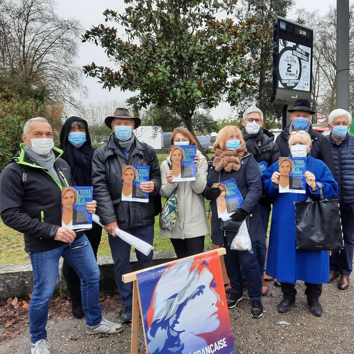 Republicains33's tweet photo. Une belle mobilisation de nos militants ce week-end sur toute la #Gironde pour présenter aux français le projet de @vpecresse pour l’éducation ! 📚
👉 Rejoignez notre comité de soutien en Gironde : https://t.co/5bSaNLR16j
#pecresse2022 #LR33 https://t.co/Gopybob3Rh