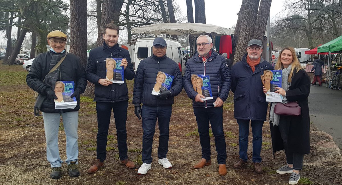 Republicains33's tweet photo. Une belle mobilisation de nos militants ce week-end sur toute la #Gironde pour présenter aux français le projet de @vpecresse pour l’éducation ! 📚
👉 Rejoignez notre comité de soutien en Gironde : https://t.co/5bSaNLR16j
#pecresse2022 #LR33 https://t.co/Gopybob3Rh