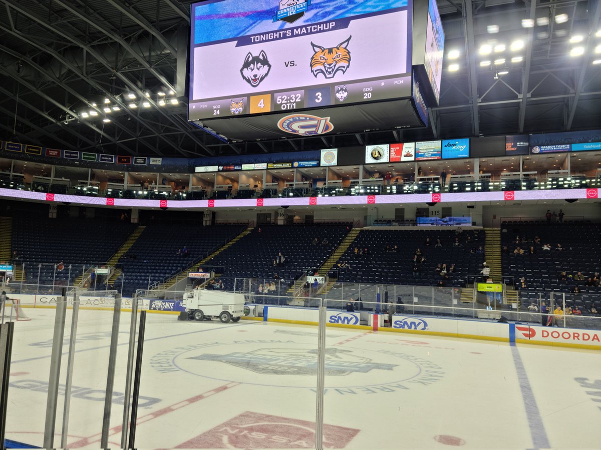 QuSpirit's tweet image. Who is ready for some hockey in Bridgeport?!?!?!

#ChipSzn #BobcatNation