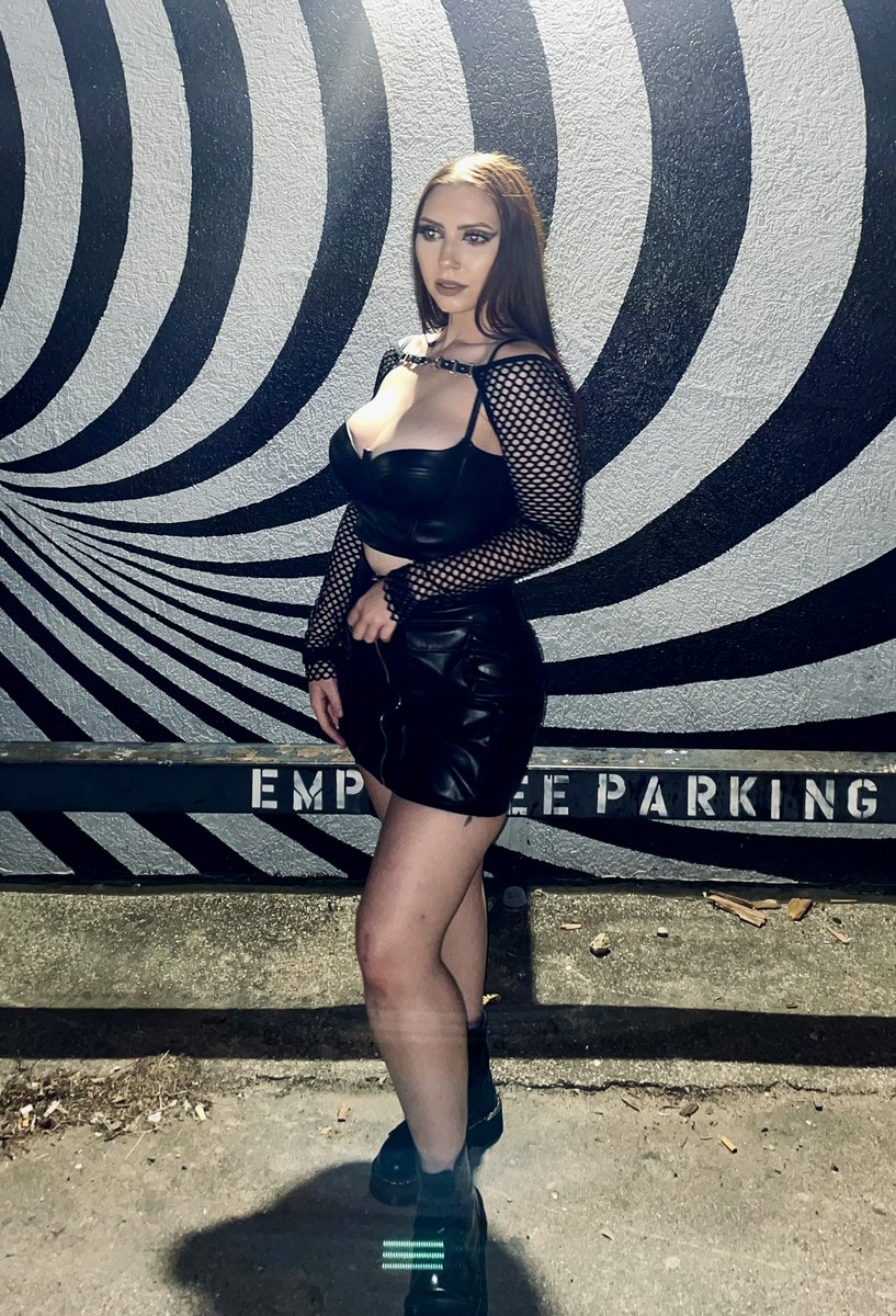 ayyeitsgates's tweet photo. i really looked this good last night https://t.co/KXdU2aZ2kI