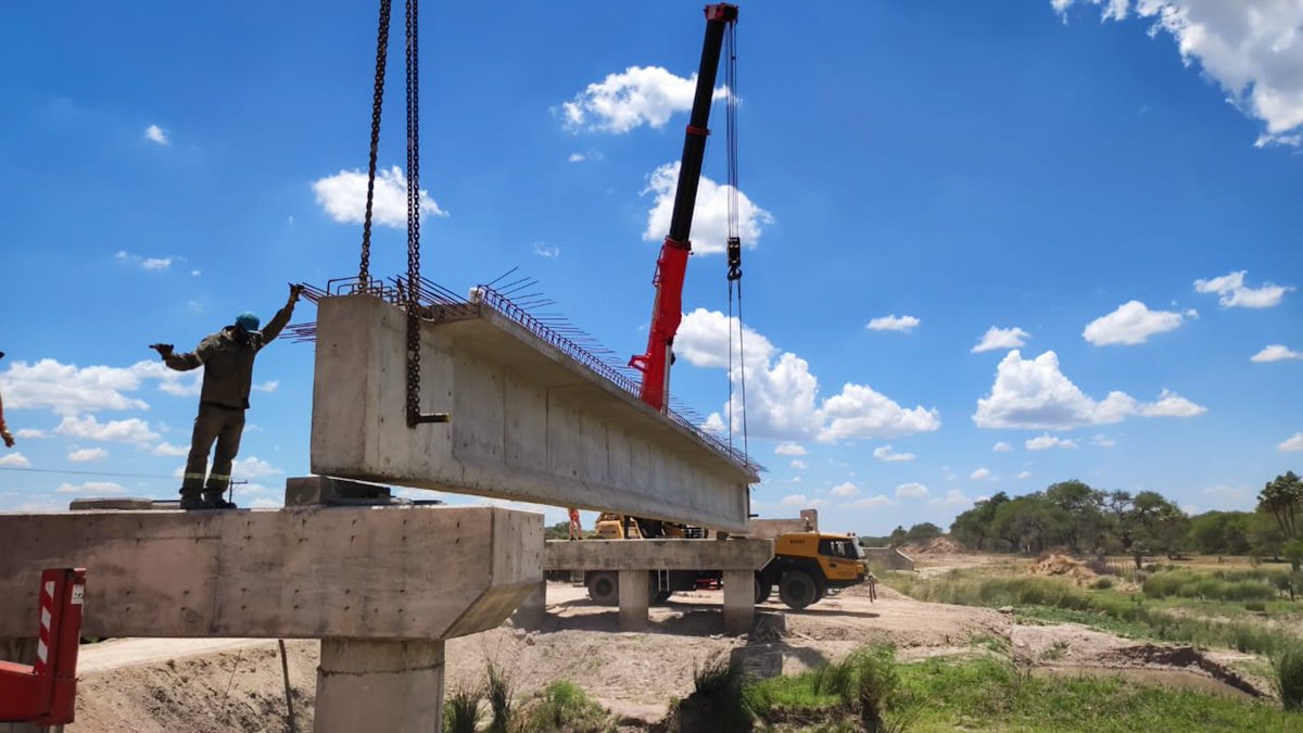 jmcapitanich's tweet photo. 📸 Quiero compartirles estas fotos que me enviaron de las obras de pavimentación de la ruta provincial N°13, que estamos haciendo hasta #CoteLai, y comentarles que ¡ya supera el 60% de avance! 🤩 https://t.co/tyEmpMIJfd