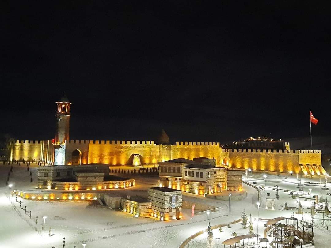 Çok'ta kederlenir, 'az'da gülerim Ustura ağzında düşüncelerim.. Deliliktir belki.. bırakın kalsın. Doğan her bebeğin hakkı var bende Öğütülen benim her değirmende Ne sonu, ne ilki...bırakın kalsın.
Abdurrahim Karakoç