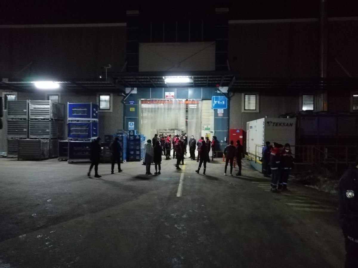 Sendikal hakları için mücadele eden #Farplas işçileri kendini fabrikaya kapattı!