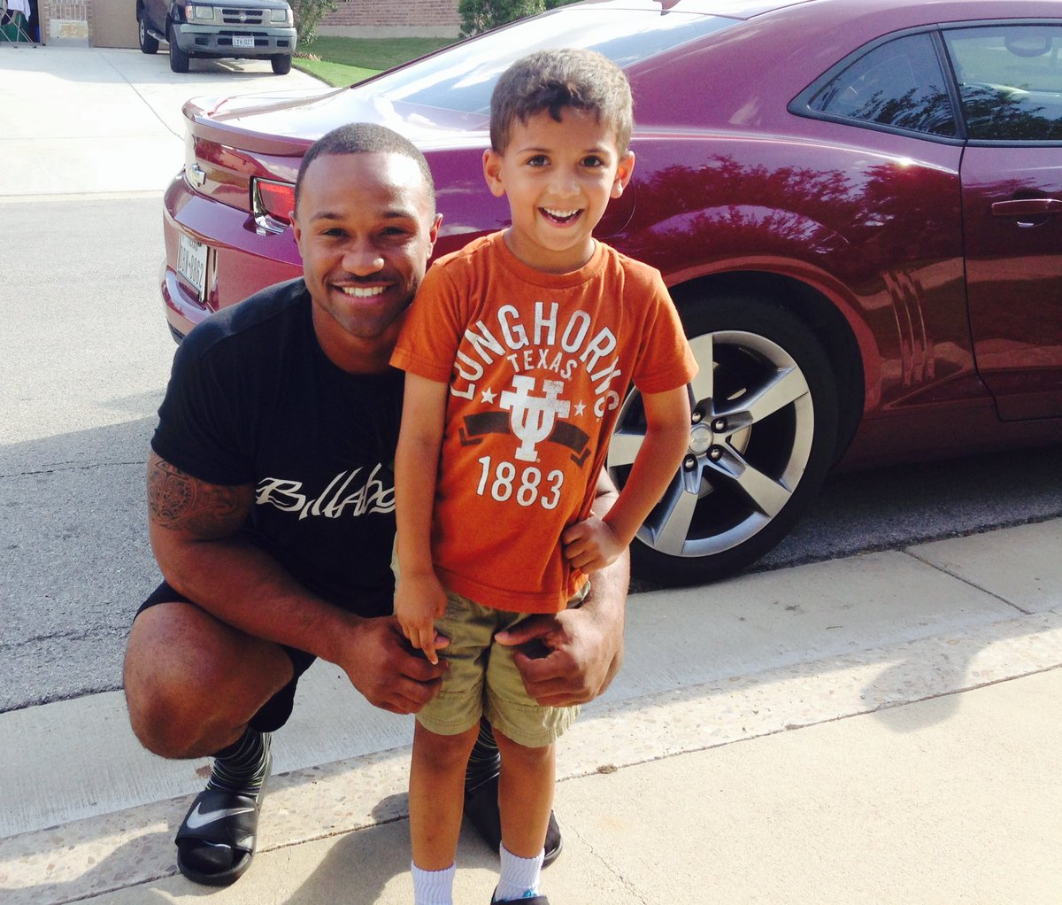 DevinPadavil's tweet photo. An 8 year old picture of the man that just took it to the house in the AFC championship game.  Our house was screaming for @samajp32!

PS: please excuse the shirt I put on my son for this pic.  He is forever a sooner fan bc of you. https://t.co/lV79Mvg9kj
