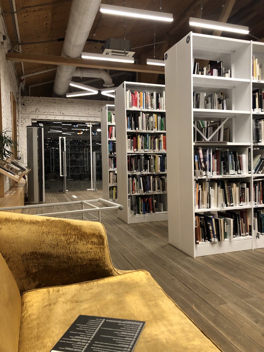 aenatae's tweet photo. Нашла идеальное место в Москве. Это библиотека музея Гараж. Можно сколько угодно сидеть на диване с книгой. Или пойти работать за стол. Людей практически нет. Все книги о дизайне, искусстве, архитектуре, музыке ❤️ https://t.co/BCQa1RGNuD
