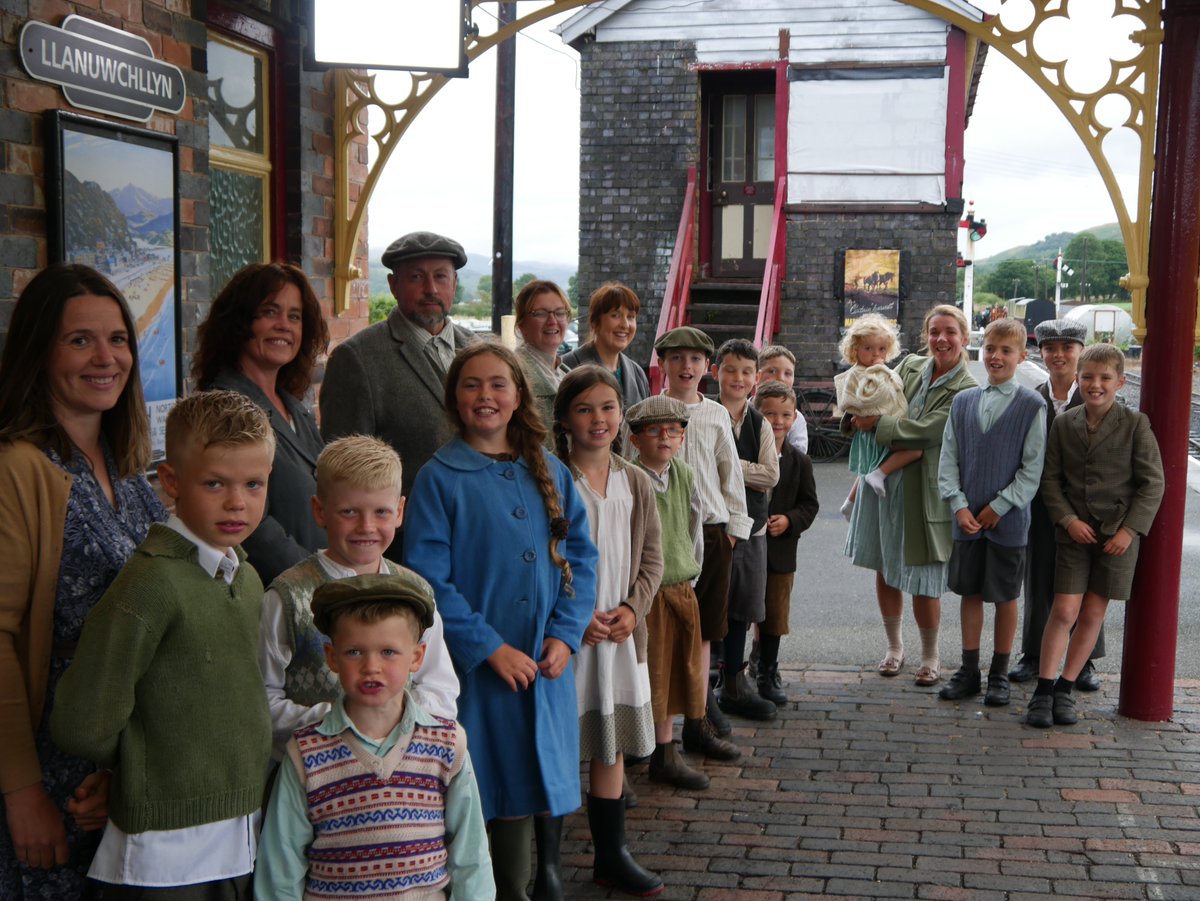 wildflamemedia's tweet photo. Rhai y tu ôl i'r llenni o bennod heno o Efaciwis ar @S4C 
Some behind the scenes from tonight's episode of Efaciwis on @S4C 
If you missed it, catch up on @BBCiPlayer https://t.co/Ko3OU0UiyO