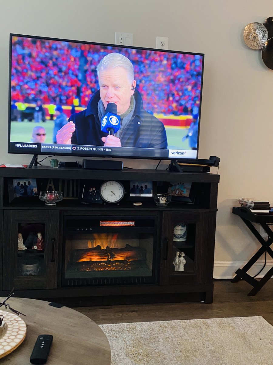 samerenap's tweet photo. โฆ@CBSSportsโฉ we canโt hear you! #verizonhalftimereport https://t.co/RDIKCKA3mv