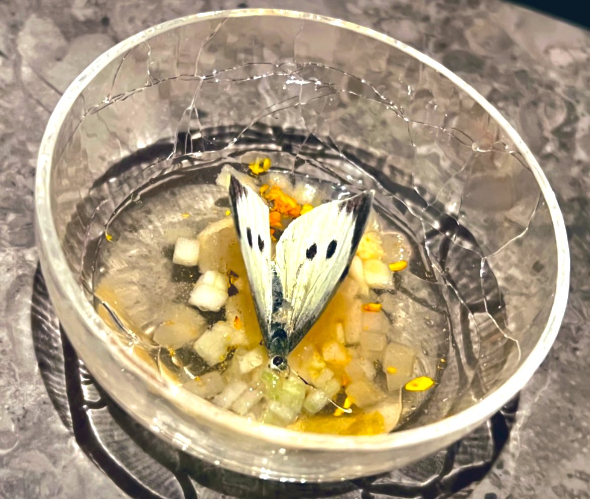 Rebeldía, dramatismo, crítica social y alta  cocina en el rte. #TheAlchemist en Copenhague. Desafiante menú del chef Rasmus Munk (<a href="/Alchemistcph/">Rasmus Munk</a>). Repertorio de platos protesta bajo la cúpula de un símil de planetario. Una singular experiencia.  elpais.com/elpais/2022/01…