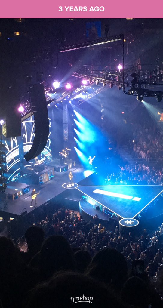 tr_ashley_'s tweet photo. @rwilloughby36 @melissasarik @PanicAtTheDisco Thanks for coming 💕 https://t.co/GqIyAv8ZIX