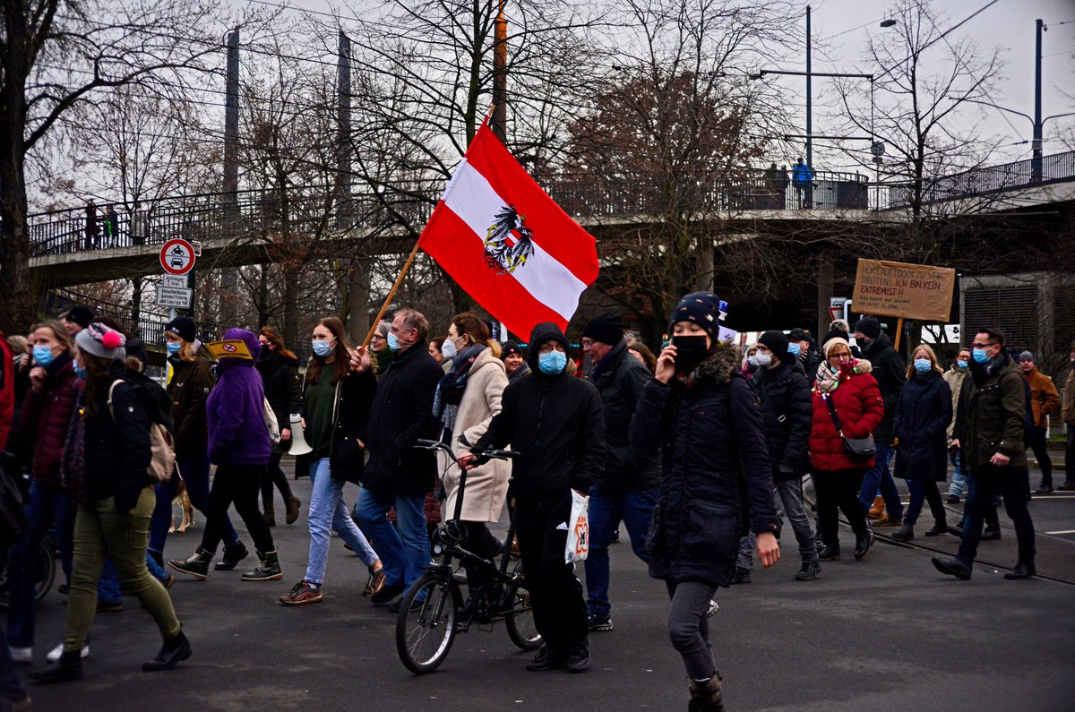Alerta0211's tweet photo. Außerdem wurde natürlich ausgiebig das deutsche Land gefeiert. Aber auch der Österreich-Lappen ging irgendwie klar. Es sieht übrigens so aus, dass auch die Cops keine Lust mehr auf derartige Demos haben. #dus2901 https://t.co/AIpdK1ux9h