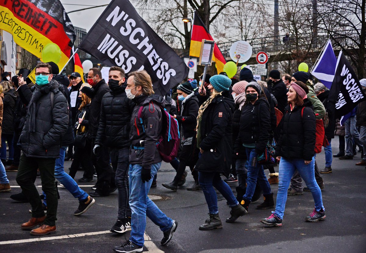 Alerta0211's tweet photo. Außerdem wurde natürlich ausgiebig das deutsche Land gefeiert. Aber auch der Österreich-Lappen ging irgendwie klar. Es sieht übrigens so aus, dass auch die Cops keine Lust mehr auf derartige Demos haben. #dus2901 https://t.co/AIpdK1ux9h