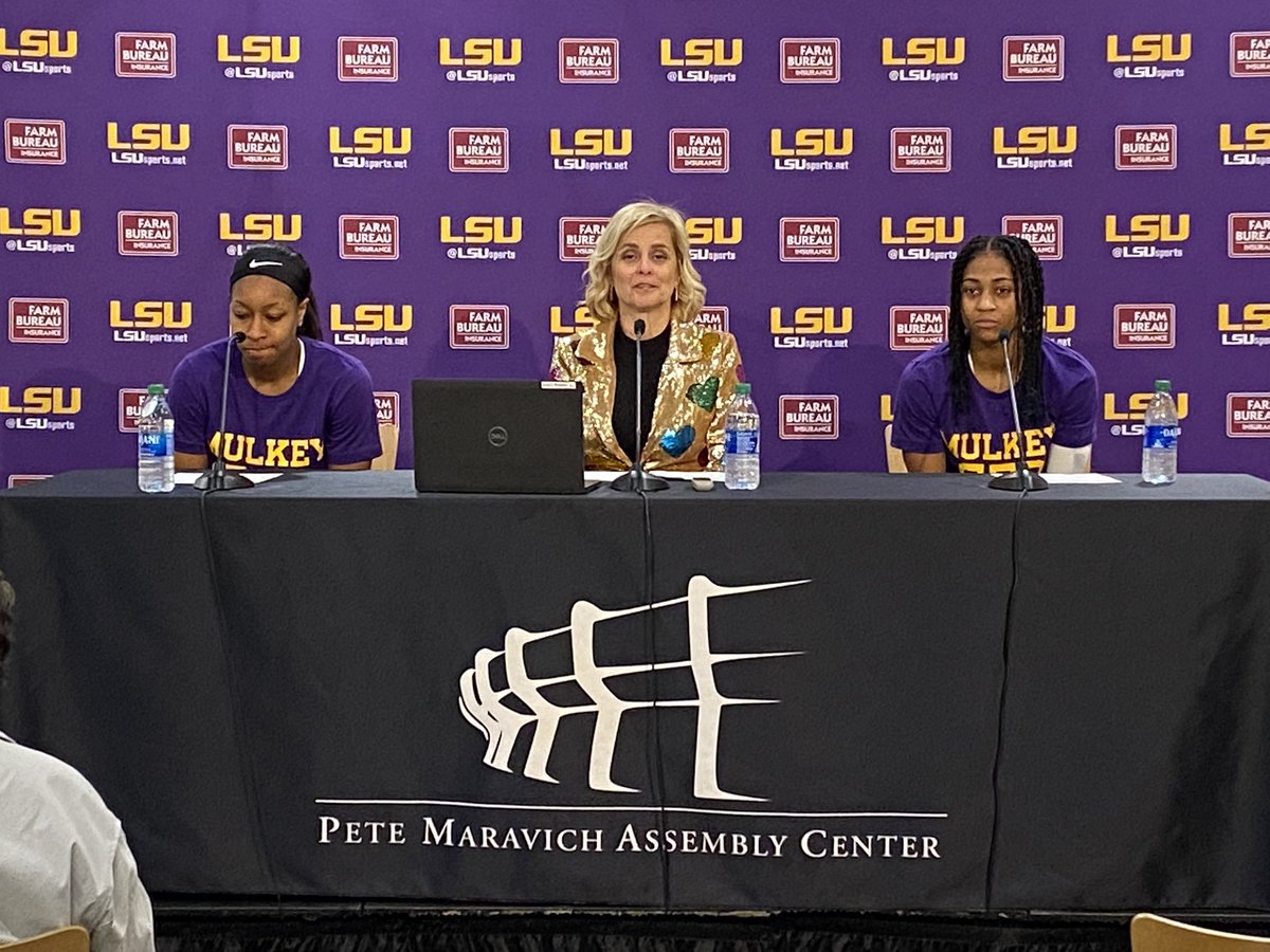 JacquesDoucet's tweet photo. Kim Mulkey asks for the Burrow score. She gets it. 

“What quarter?”

“Halftime, Coach.” 

“Oh, we good.” #LSU @Bengals @LSUwbkb https://t.co/EoKaqjaHvN