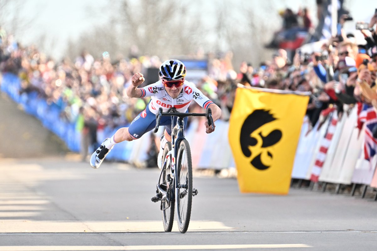 BritishCycling's tweet photo. Junior National Champion 🇬🇧
Elite National Champion 🇬🇧
Elite World Champion 🌈

@Tompid 🥇 Superman ✊

#GBCT #Fayetteville2022 🇺🇸 https://t.co/zsEpSXVrL9
