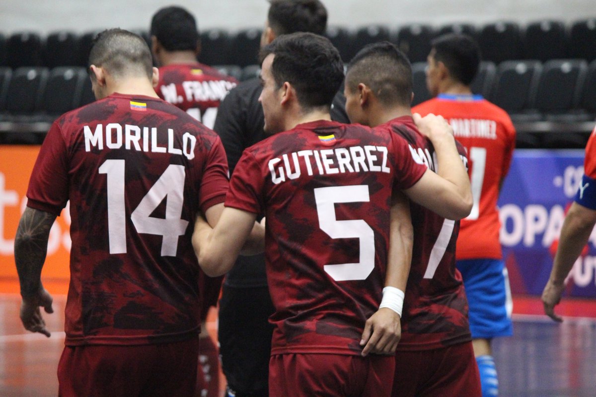 FutsalFVF's tweet photo. Con la frente en alto, y desde ya enfocados en el próximo partido. ¡Vamos Venezuela! 🇻🇪👊🏻

#VinotintoFutsal #CAFutsal https://t.co/qHhmUHSt6w