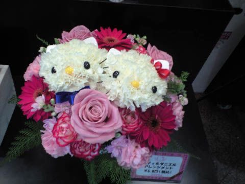 cupcakesanrio's tweet image. hello kitty bouquet with real flowers &amp;lt;3