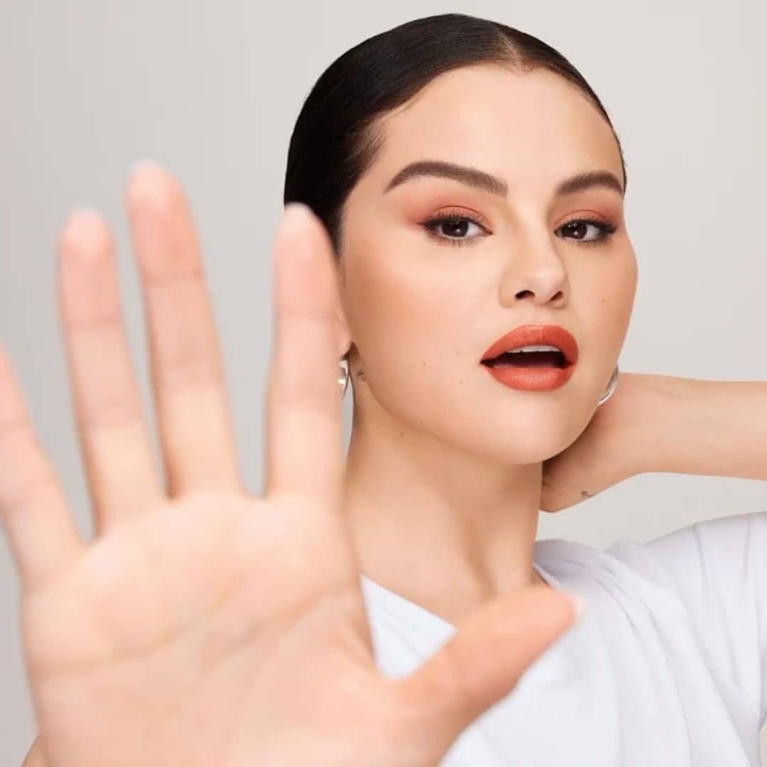 SelenaFanClub's tweet photo. She really said “stop &amp; stare” ✋🏼♥️ https://t.co/SxWi4YNxnr