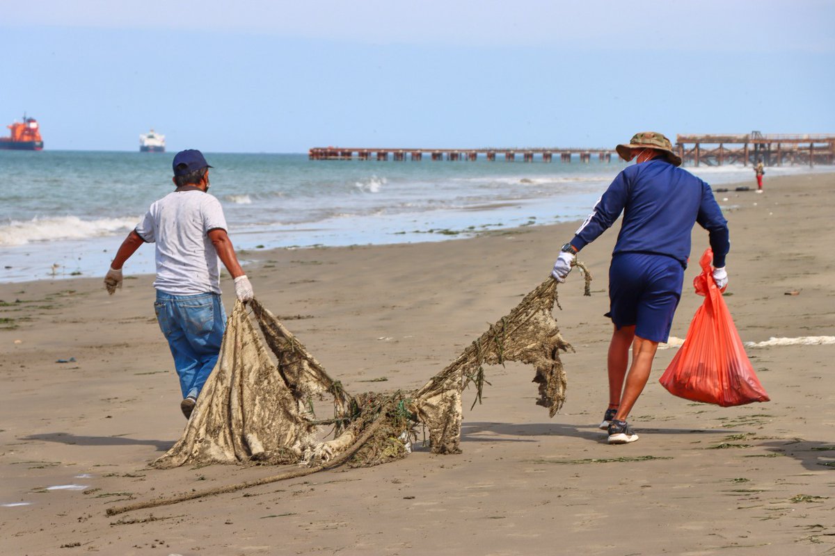 munitalara_pe's tweet photo. #MPTInforma| La #MunicipalidadProvincialdeTalara, en coordinación con el #ClubSanPedro, realizó una exitosa jornada de #limpieza en dicha playa⛱️.
👨🌾 Con apoyo de empresas como #Sapet y @petroperu_sa, y la @fapperu, recogieron más de 4 toneladas de desechos, así como desmonte. https://t.co/TLmPE9Z5BV