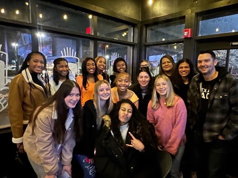 tximg's tweet photo. Team dinner after Day 1 of a national qualifier? Um yes!
Last night #17ASICSBlack enjoyed some dinner after competing in Day 1 of the Northern Lights Qualifier in Omaha.
Theyβre pumped for Day 2 later today!
#ImageTakesOnOmaha #ImageSTRONG #GoImage #dfwvolleyball #TexasImage https://t.co/oCmfwCxCoj