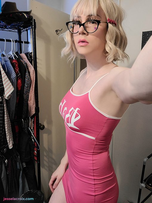This dress is fuckin' hot. https://t.co/eyfzABeWZD