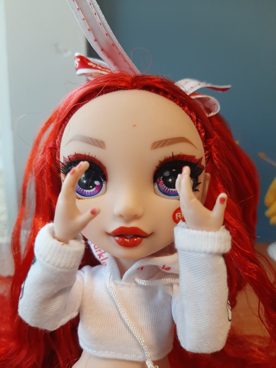 WattMI's tweet image. @MGAEnt tell me what's wrong with this picture. I'm all for acknowledging lefty's but this is a bit ridiculous. 
#rainbowhigh #dolls #manufacturingerror #lefthanded