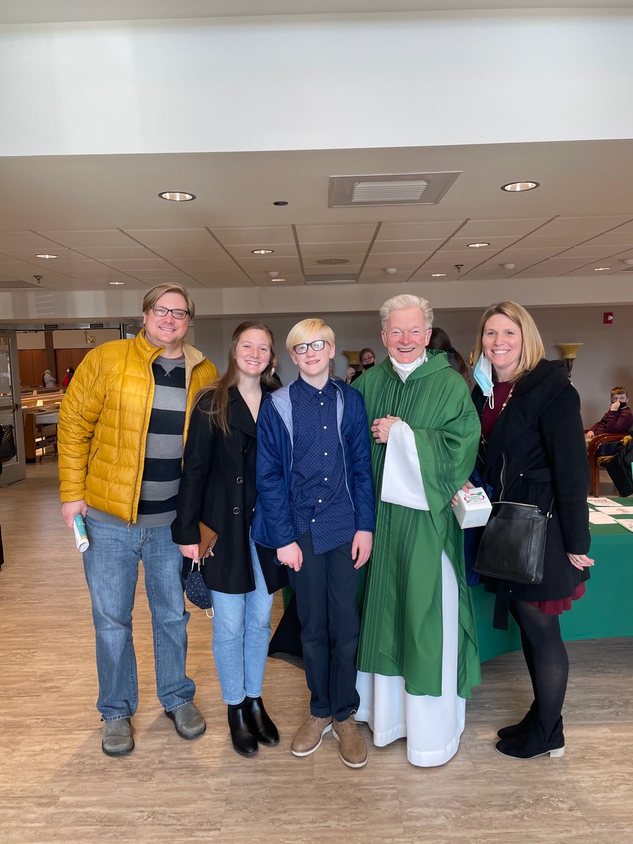 StRoseHouse's tweet photo. #picswithmypastor
Sr. House Leader and family with Fr. John at SSPP 💚 https://t.co/CInbbHtAzC