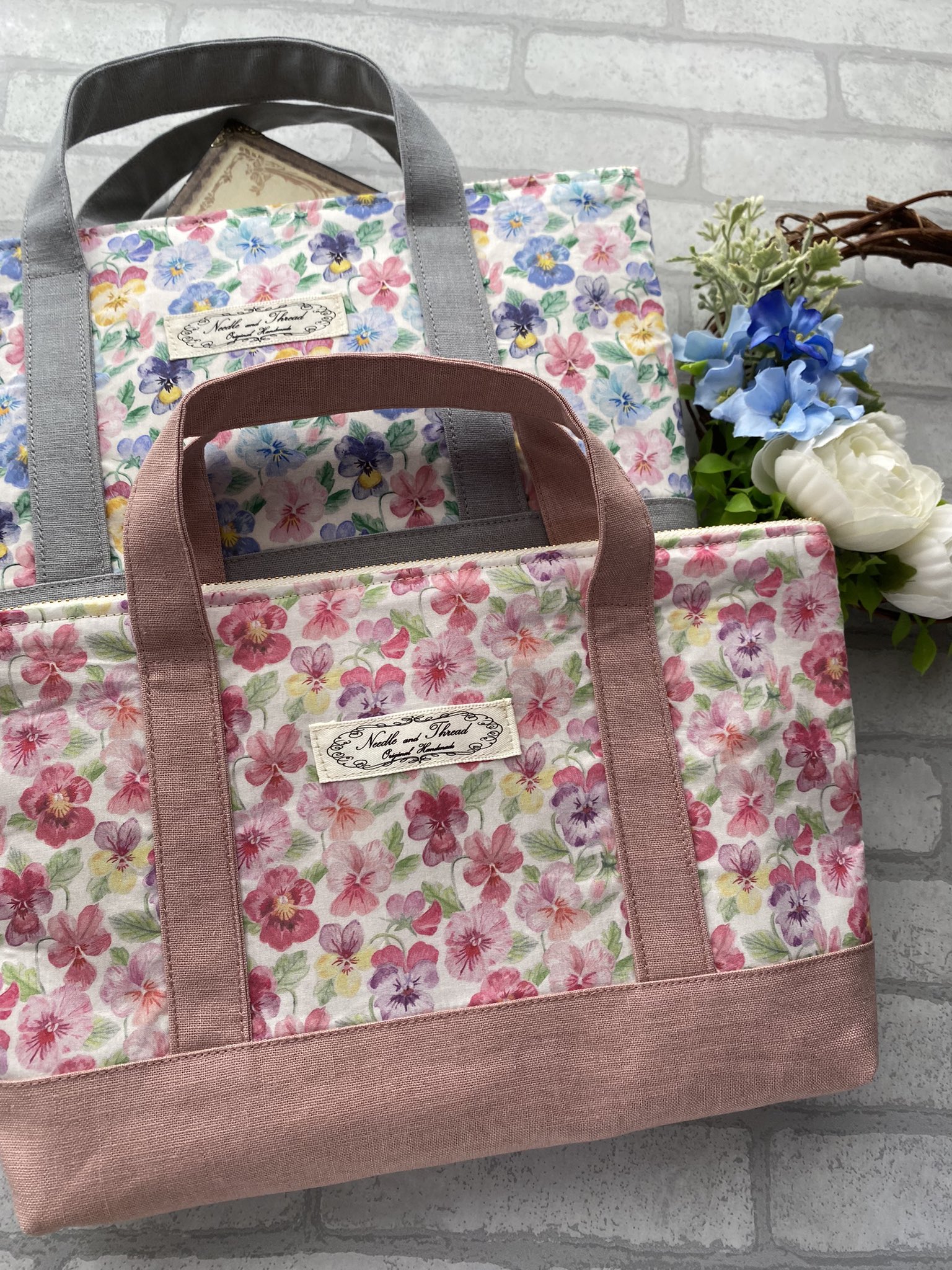 こんろ こちらは1日にインスタで販売予定の持ち手mポーチです 春色シンクオブミーがとっても可愛いです リバティ リバティハンドメイド ハンドメイド好きさんと繋がりたい シンクオブミー T Co Biy3iidk48 Twitter