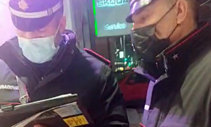 viaggrego's tweet photo. #Bari, #Ristoratore si #oppone e riprende in #diretta il controllo dei #Carabinieri: “Controllo #abusivo non potete farlo”...Il (#VIDEO) che diventa #virale! https://t.co/1JB9lzkQ3V https://t.co/cMmvvODD8T