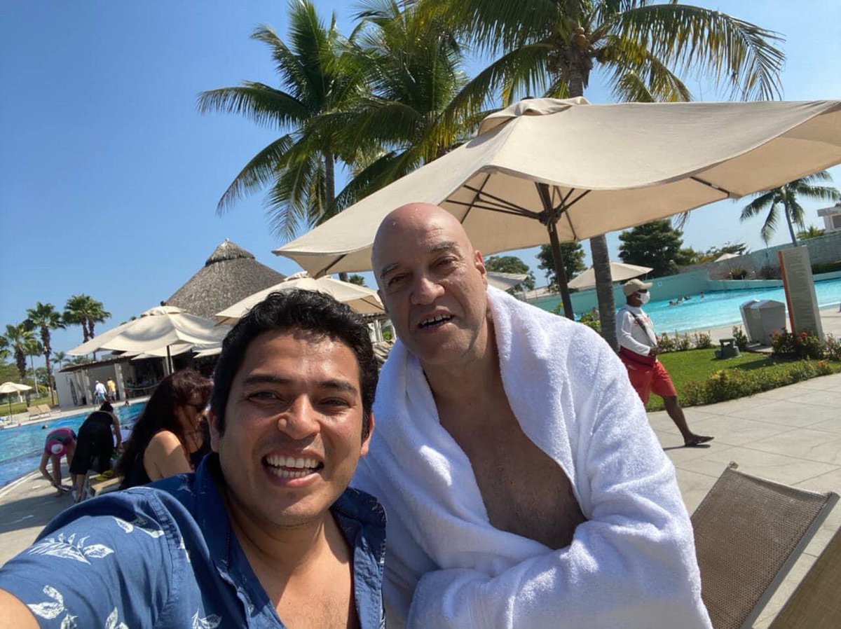 Parte de Los santos inocentes desde la piscina, Ramón Gacías, Robert Castellanos y Jordi Mena desde Acapulco. 🇲🇽

#BunburyEnAcapulco #LosSantosInocentes #RobertCastellanos #RamonGacias #JordiMena