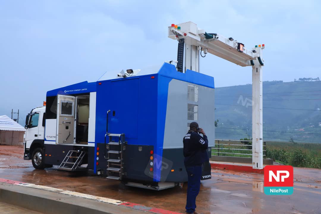 CanaryMugume's tweet image. I can confirm the Katuna/Gatuna border has been reopened for the first time in 3 years. Here’s the first cargo truck that crossed over in the wee hours of the night from Rwanda to the Ugandan side &amp;amp; now awaits cargo scanning from @URAuganda. @nbstv #NBSUpdates
📸 - @francis_isano