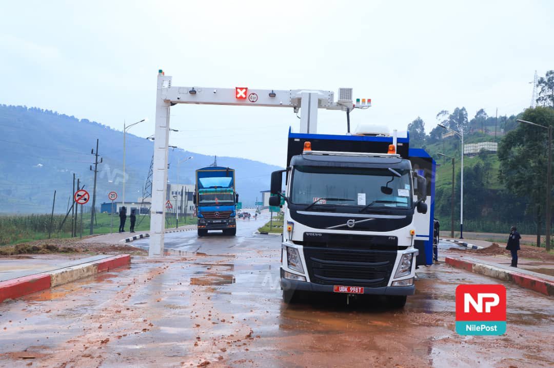 CanaryMugume's tweet image. I can confirm the Katuna/Gatuna border has been reopened for the first time in 3 years. Here’s the first cargo truck that crossed over in the wee hours of the night from Rwanda to the Ugandan side &amp;amp; now awaits cargo scanning from @URAuganda. @nbstv #NBSUpdates
📸 - @francis_isano
