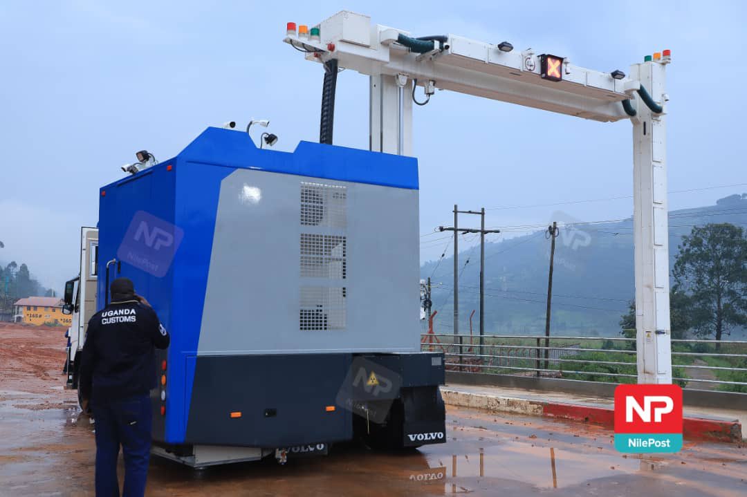 CanaryMugume's tweet image. I can confirm the Katuna/Gatuna border has been reopened for the first time in 3 years. Here’s the first cargo truck that crossed over in the wee hours of the night from Rwanda to the Ugandan side &amp;amp; now awaits cargo scanning from @URAuganda. @nbstv #NBSUpdates
📸 - @francis_isano