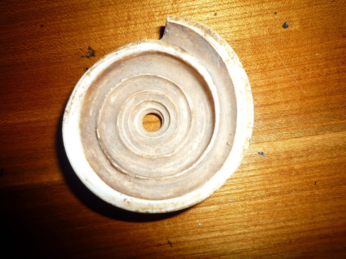 darozvi's tweet photo. @karliff37 @Vambo_Shona Ndoro is an ornament bead qhich was worn to show the social status by women.  The white bead "ndoro chena" was the most valuable,  meaning only rich people could afford it (princesses and masvikiro enyika). In some dialects, ndoro means that white spot on black or brown cows https://t.co/5SXvihSZlS