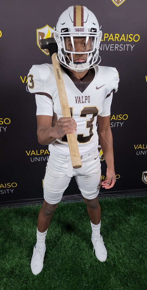 omarimrhinehart's tweet photo. Had a good time at Valparaiso University! Thank you @CoachLimbach for the visit! @MundFootball @EDGYTIM @DeepDishFB @CoachBigPete @PrepRedzoneIL https://t.co/EiZwYKKJiK
