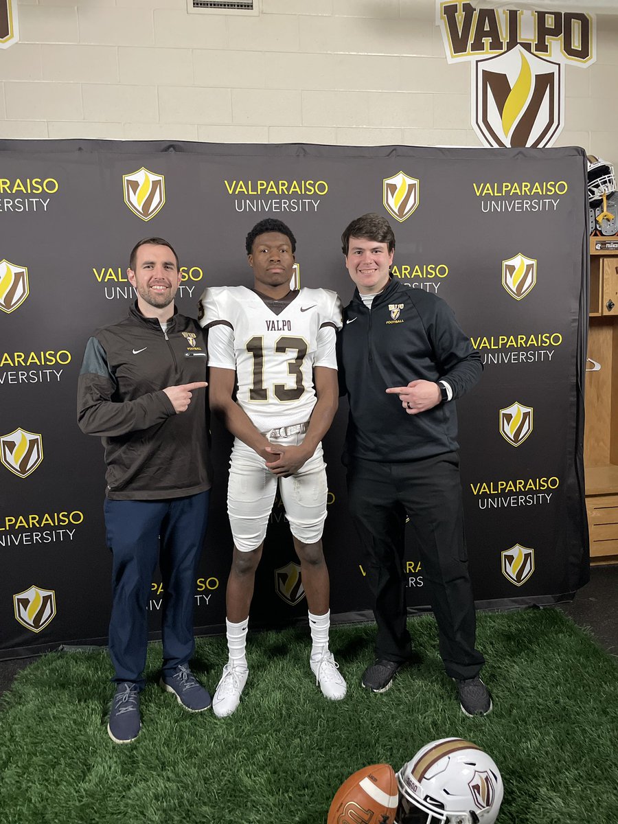 omarimrhinehart's tweet photo. Had a good time at Valparaiso University! Thank you @CoachLimbach for the visit! @MundFootball @EDGYTIM @DeepDishFB @CoachBigPete @PrepRedzoneIL https://t.co/EiZwYKKJiK