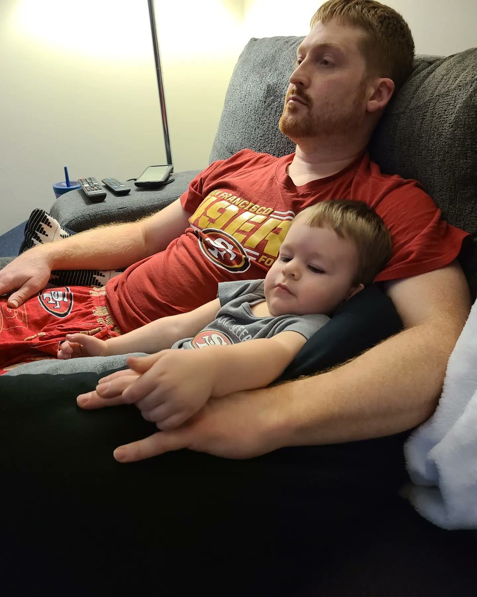 LarissaNeustrom's tweet photo. Watching football with my favorite people and pup🏈👌😍 @SamsonNeustrom #GoNiners #NFC #Letstakeithomeboys #RedandGould https://t.co/6508iQyCz0