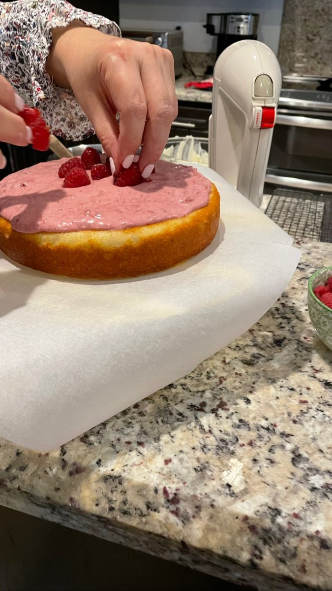 dguzmans's tweet photo. #lemonraspberrycake https://t.co/BeIiukZzOv