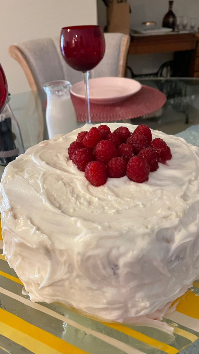 dguzmans's tweet photo. #lemonraspberrycake https://t.co/BeIiukZzOv