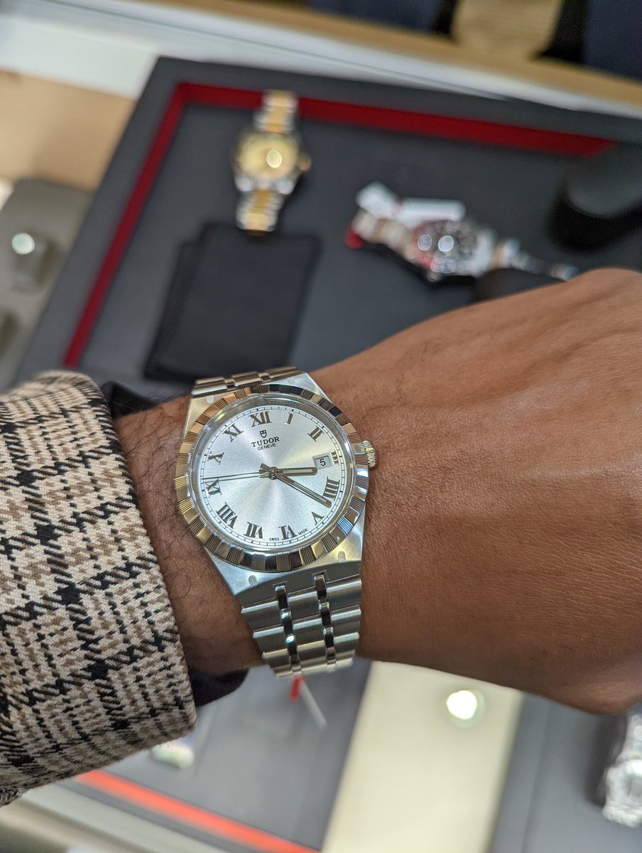 JUDAHontheBEATS's tweet photo. Happy Sunday!
I just researched the Tudor Royal yesterday. Today Shahram called me and here I am. 😩
I need the blue dial tho. 😉
#watchfanatic #watchelovers #watchoftheweek #watchlover⌚ #watchcollector #watchcollection #watchessentials #watchoftheday⌚️ #watchoftheday⌚️ https://t.co/KGZOqSbBop