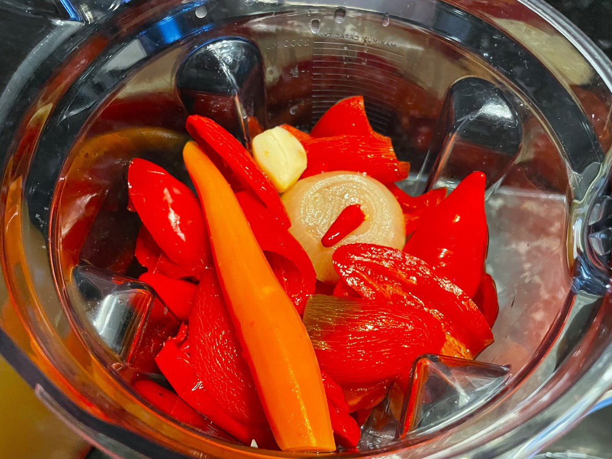 chilipowders's tweet photo. Kalugeritsa, red jalapeño, bird’s eye, red onion, carrot, garlic. Fermented hot sauce. Started 9.10.21, blended 1.30.22. My first time fermenting Kalugeritsa, a pepper from North Macedonia. https://t.co/hNZRvhVueX