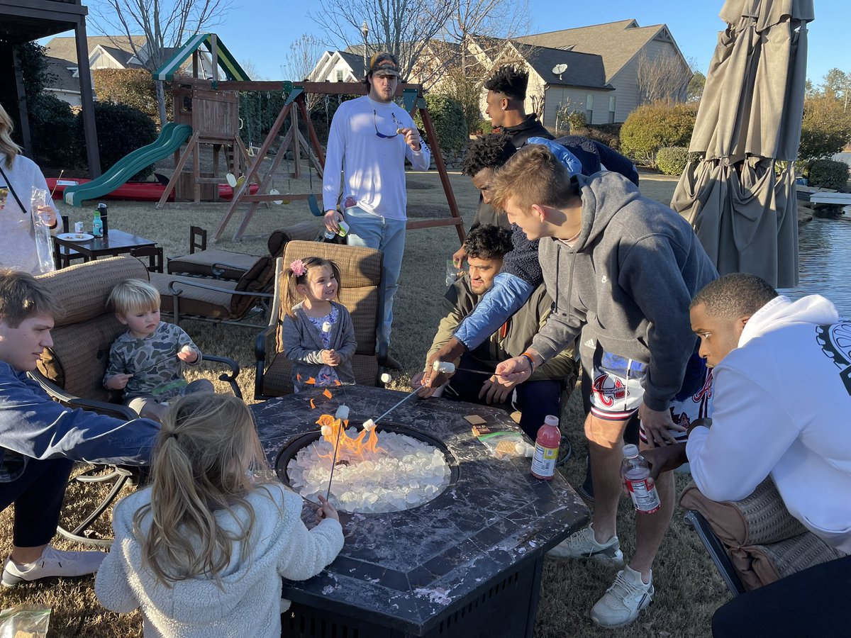 Coach_Watts19's tweet photo. S’mores, fishing, family, and football! Great Sunday with our guys. Grateful for this team! #AuburnMade #WarEagle https://t.co/YH5XnId32z
